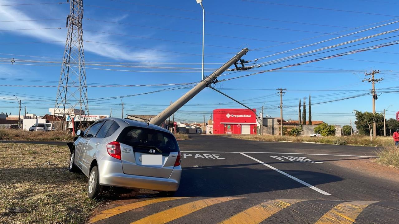 Foto 5 de 6 — Motorista perde controle de direção e bate em poste